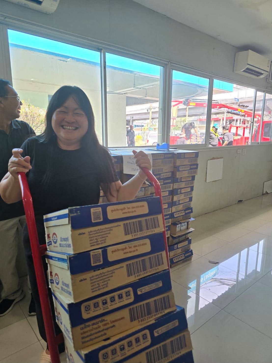 title - ส.ป.ก. ร่วมภารกิจขนส่ง “นม” UHT ไทย เดนมาร์ค จำนวน 6,000 กล่อง เพื่อช่วยเหลือประชาชนผู้ประสบภัยน้ำท่วมในพื้นที่กรุงเทพฯ และปริมณฑล